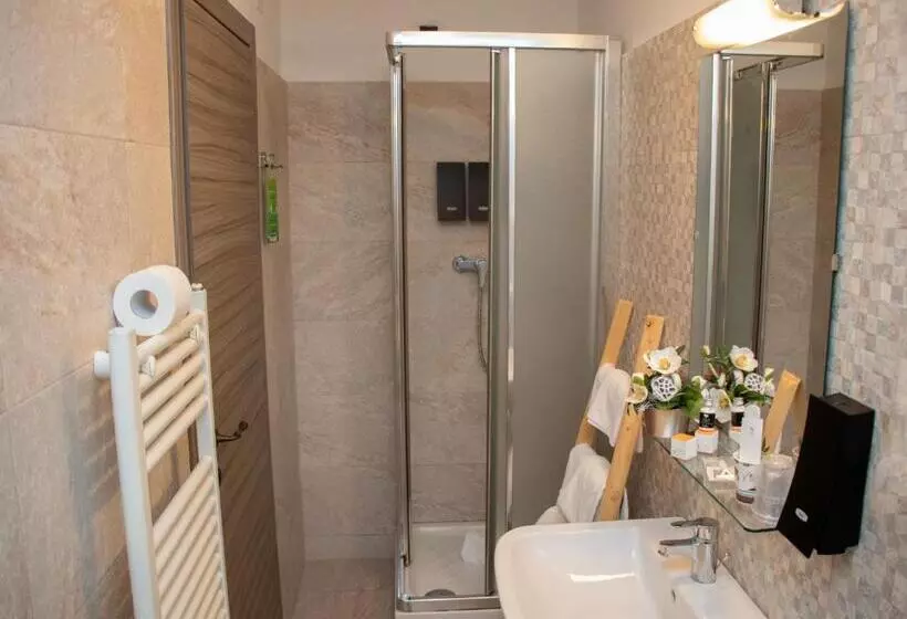 Classic Neljän Hengen Huone, Maison Cly