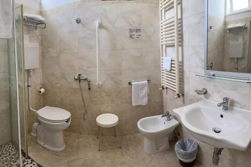 Standard Yhden Hengen Huone, Morolli