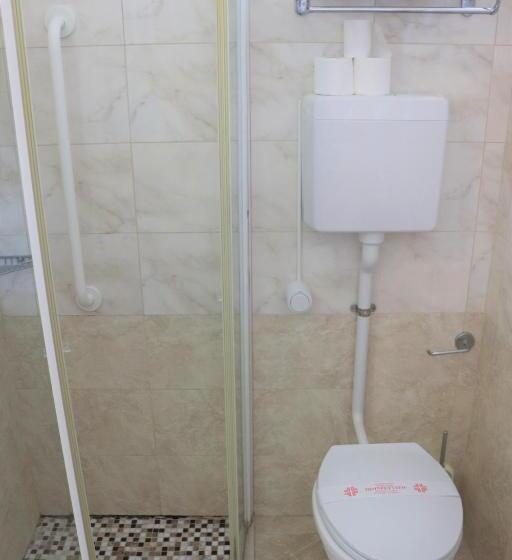 חדר סטנדרט לשלושה, Morolli