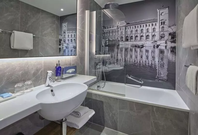 اتاق سوپریور با چشم‌انداز, Radisson Blu Hotel Zurich Airport