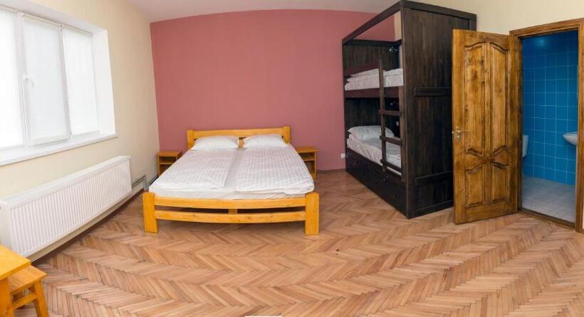 חדר משפחתי, Dream Hostel Carpathians Rakhiv