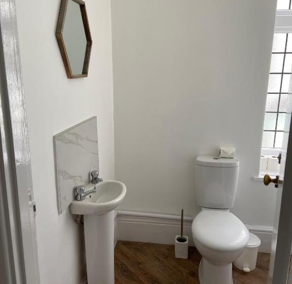 شقة غرفتين, Croydon Hall