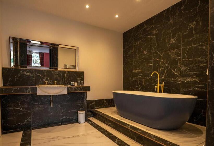 شقة غرفة واحدة, Croydon Hall