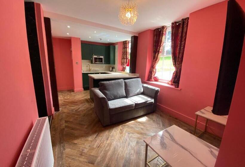 شقة غرفة واحدة, Croydon Hall