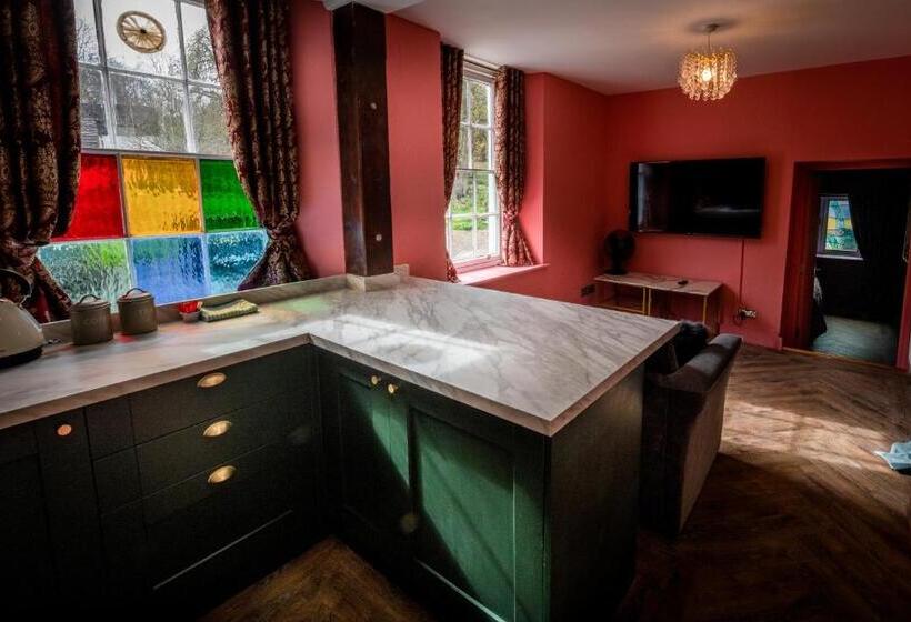 شقة غرفة واحدة, Croydon Hall