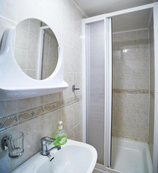 سوییت جونیور با چشم‌انداز استخر, 12 місяців травень