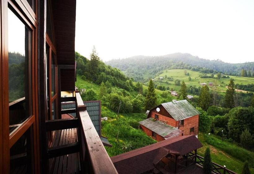 سوییت جونیور با چشم‌انداز استخر, 12 місяців травень