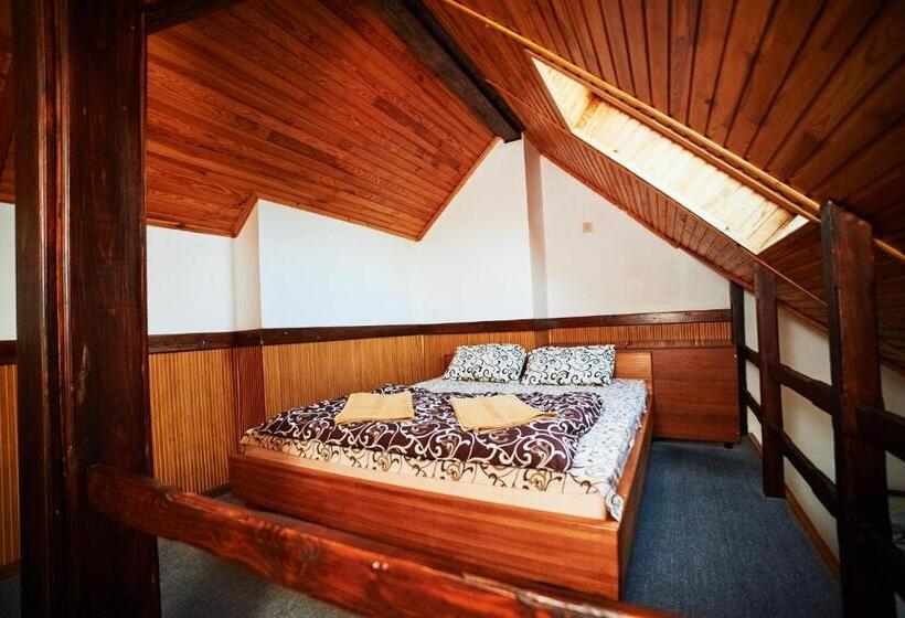 سوییت جونیور با چشم‌انداز استخر, 12 місяців травень