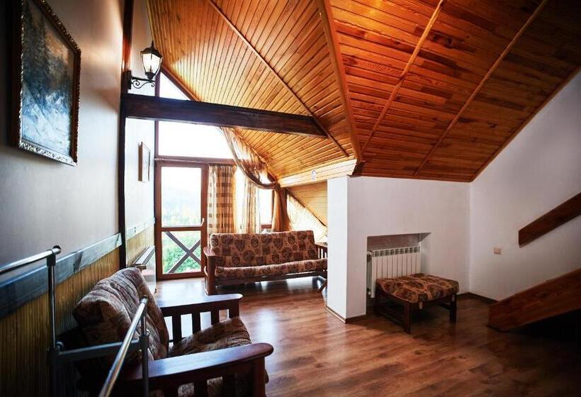 سوییت جونیور با چشم‌انداز استخر, 12 місяців травень