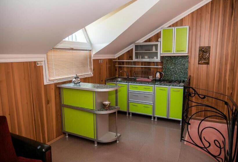 اتاق استاندارد چهار تخته, Irakli Guest House