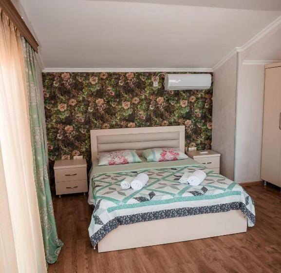 Standard Triple Room with Terrace, Irakli Guest House