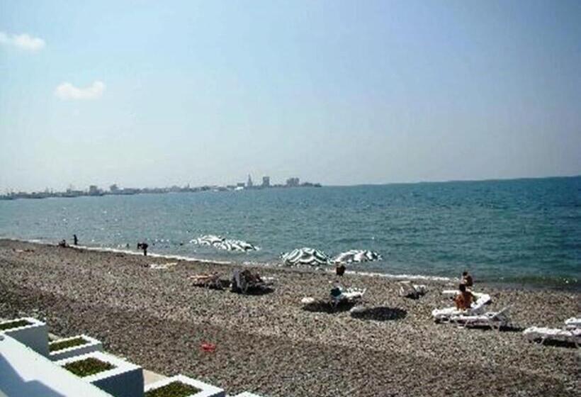 سوییت با چشم‌انداز دریا, Irakli Guest House