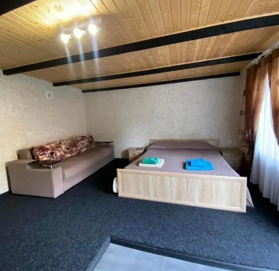 デラックススタジオ, Prykarpatska Villa