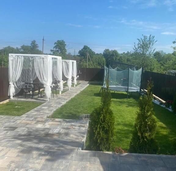 استودیوی استاندارد, Prykarpatska Villa