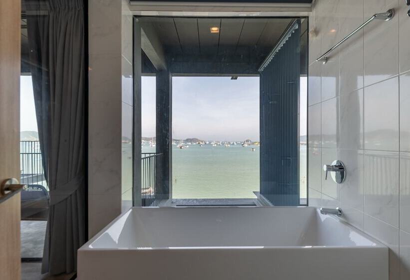 חדר משפחתי דלוקס, Arch39 Phuket Beach Front