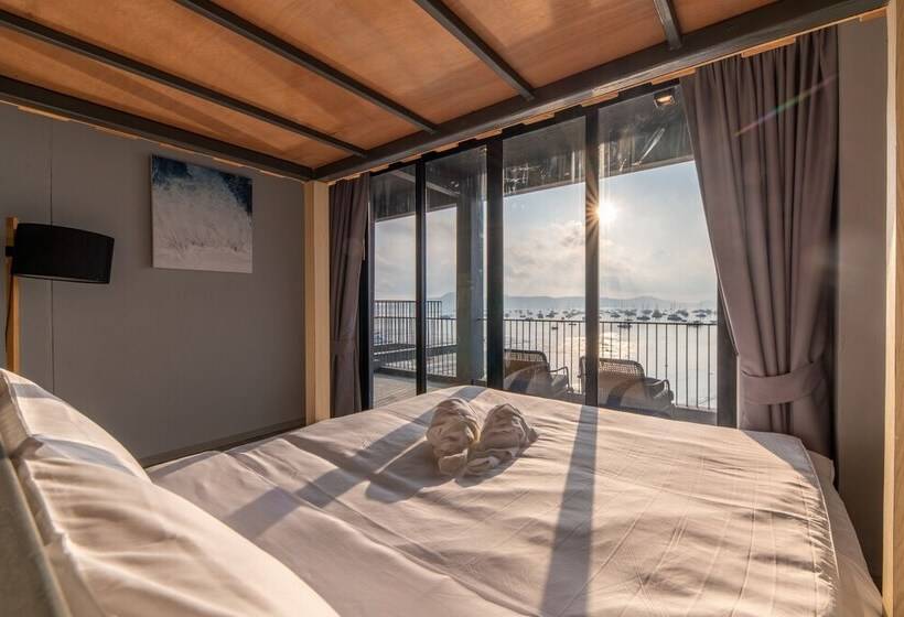 חדר משפחתי דלוקס, Arch39 Phuket Beach Front