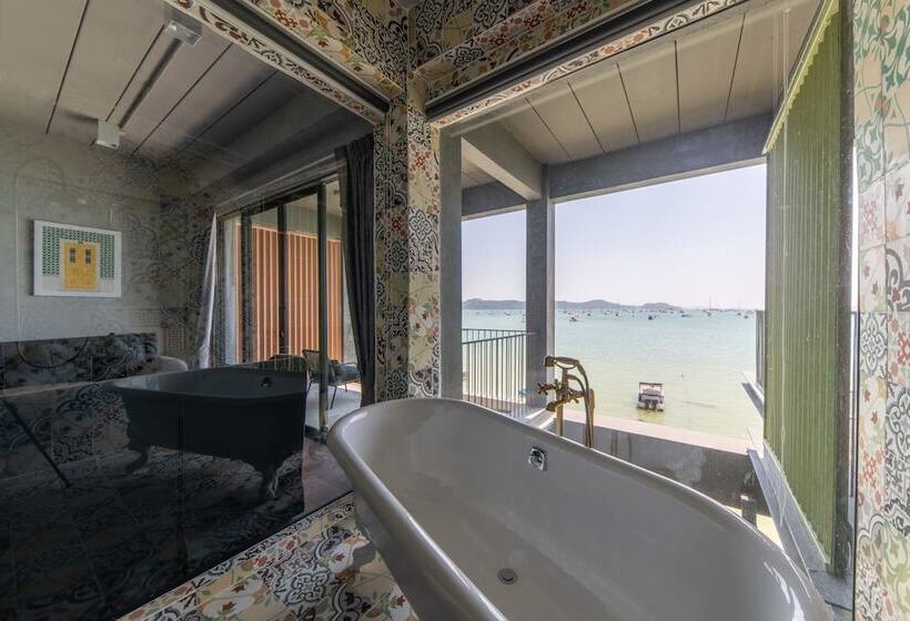 חדר קלאסי עם נוף לים, Arch39 Phuket Beach Front