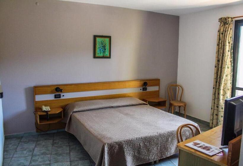 غرفة قياسية ثلاثية, Horse Country Resort Congress & Spa   Hotel Ribot