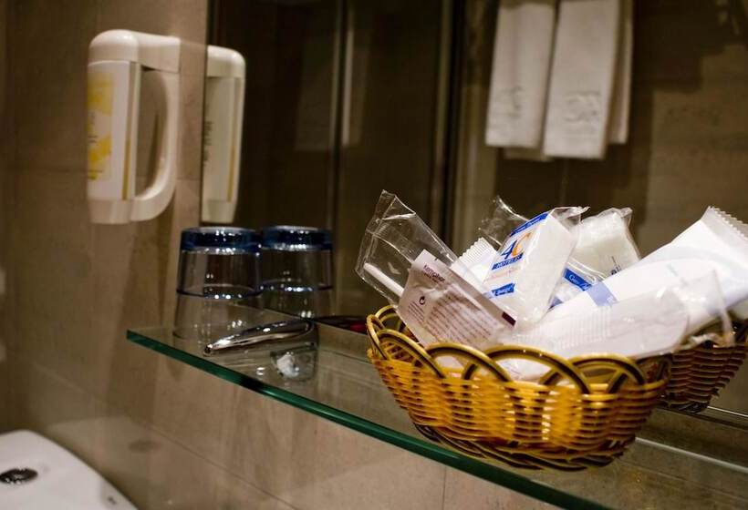 اتاق استاندارد سه نفره, 4c Puerta Europa