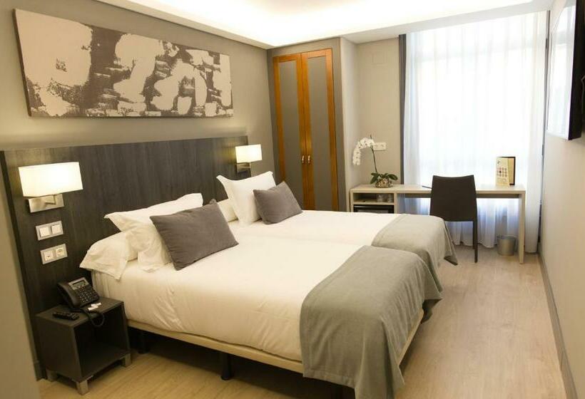 غرفة قياسية, Cruz De La Victoria