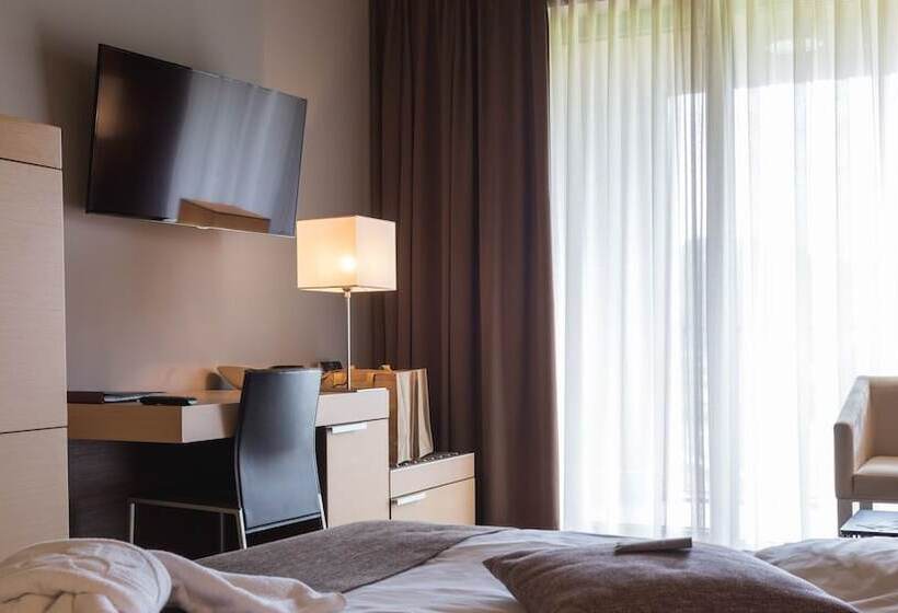 اتاق استاندارد با چشم‌انداز استخر, Terme Olimia   Hotel Sotelia