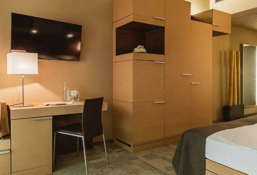 اتاق استاندارد با چشم‌انداز استخر, Terme Olimia   Hotel Sotelia