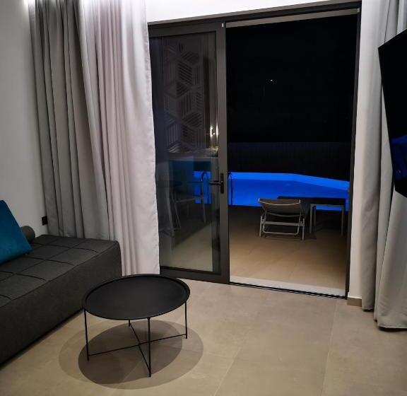 جناح مزود بحمام سباحة, Zoes Hotel & Suites