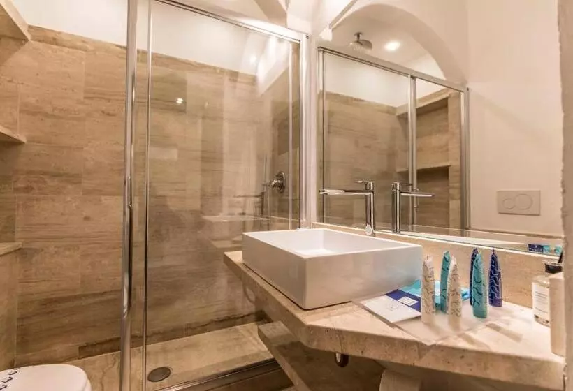 سوییت جونیور با چشمانداز دریا, Club Hotel Baja Sardinia