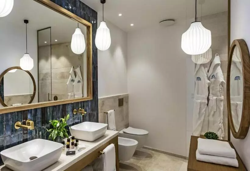 سوییت جونیور با چشمانداز دریا, Club Hotel Baja Sardinia