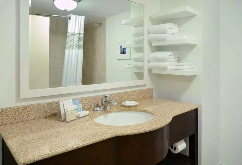 اتاق استاندارد, Hampton Inn & Suites Saint John