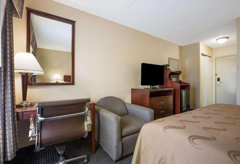 キングサイズベッドのスタンダードルーム, Quality Inn Near Princeton