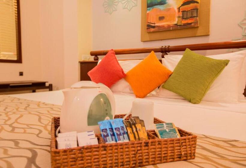 חדר דלוקס לשלושה, The Palms