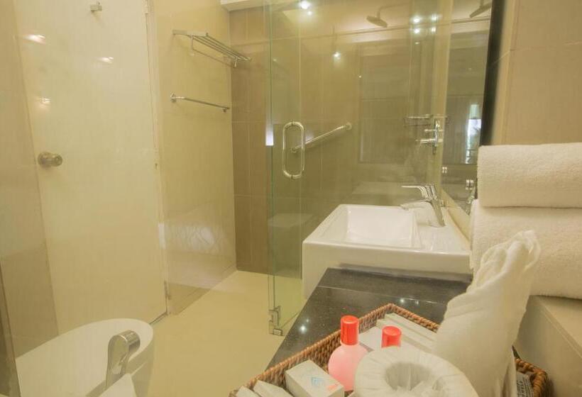 חדר דלוקס לשלושה, The Palms