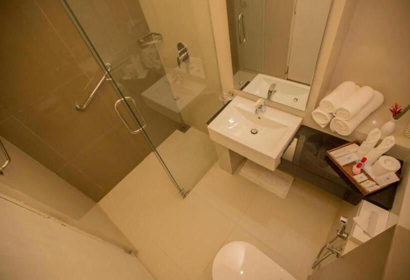 חדר דלוקס לשלושה, The Palms