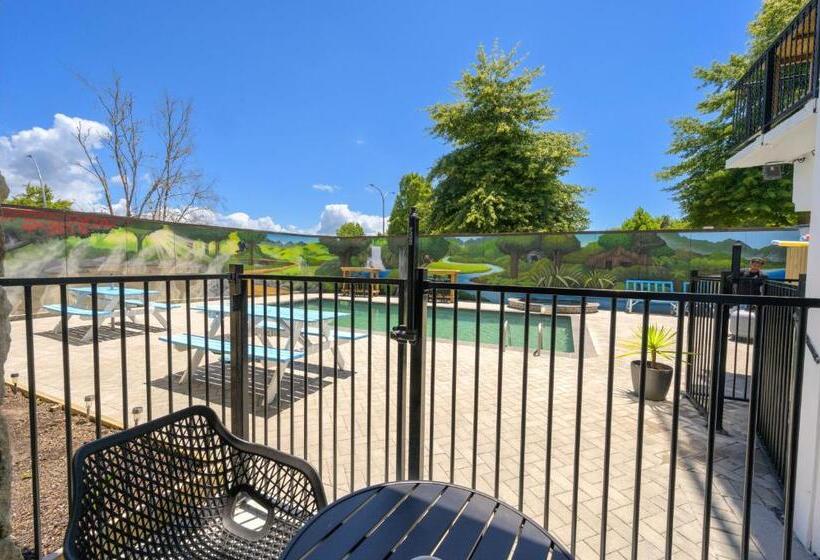 Трехместный Номер Стандарт Вид на Бассейн, Urban Lounge Sleepery