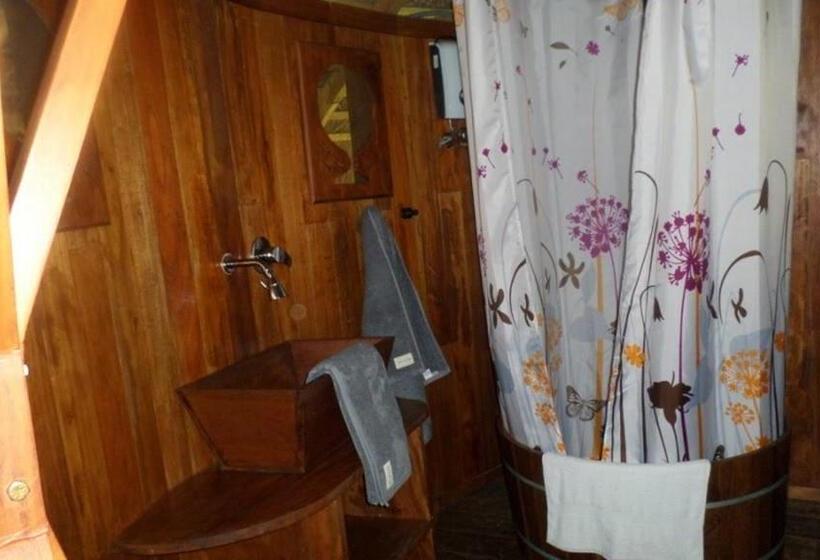 اتاق سهنفرۀ استاندارد با سرویس بهداشتی بیرون از اتاق, Huma Terra Lodges