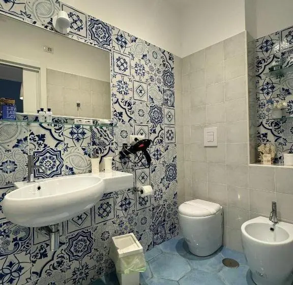 キングサイズベッドのスタンダードルーム, Pharus Miseni Suites And Rooms