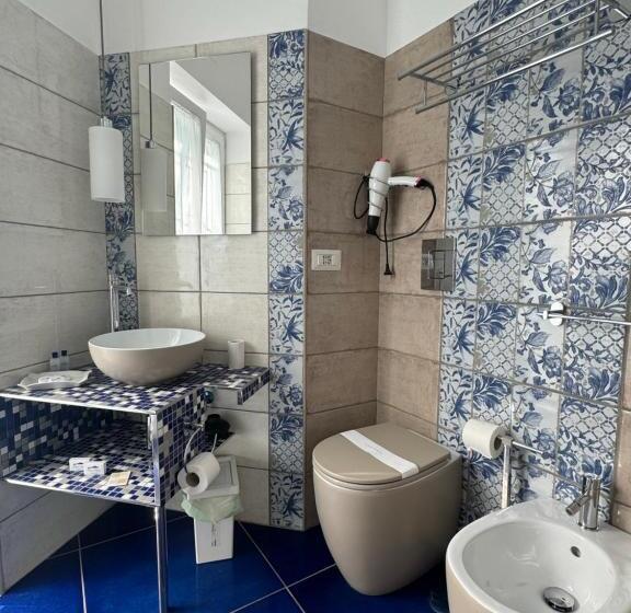 מיטת קינג בסוויטה, Pharus Miseni Suites And Rooms