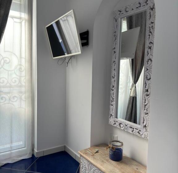 מיטת קינג בסוויטה, Pharus Miseni Suites And Rooms