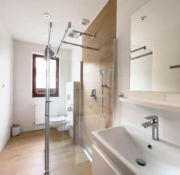 إستوديو ديلوكس, Beskidian