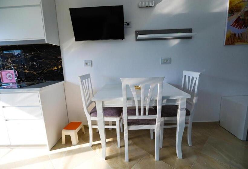 Delüks Üç Kişilik Oda, Vila Enxhi