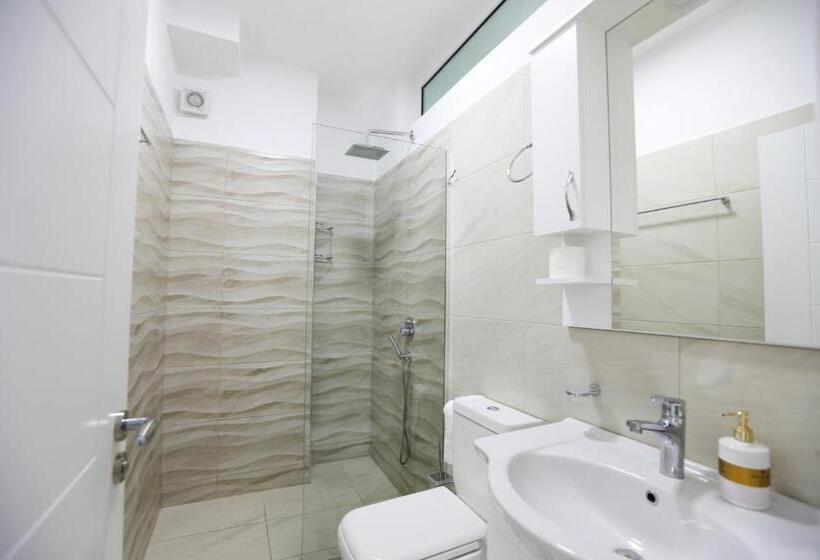 Delüks Üç Kişilik Oda, Vila Enxhi