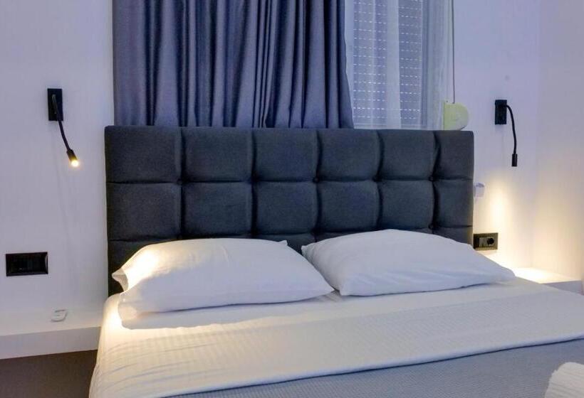 Delüks Oda, Vila Enxhi