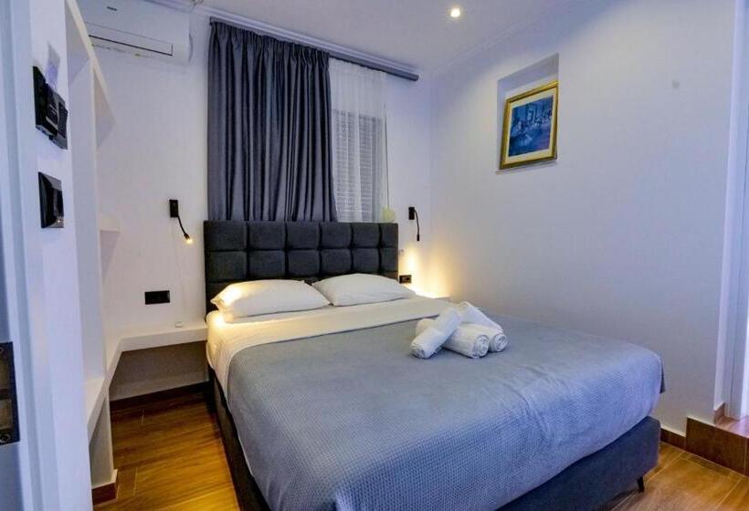 Delüks Oda, Vila Enxhi