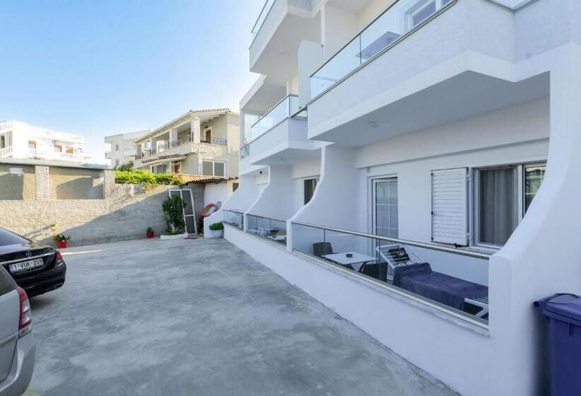 Delüks Oda, Vila Enxhi