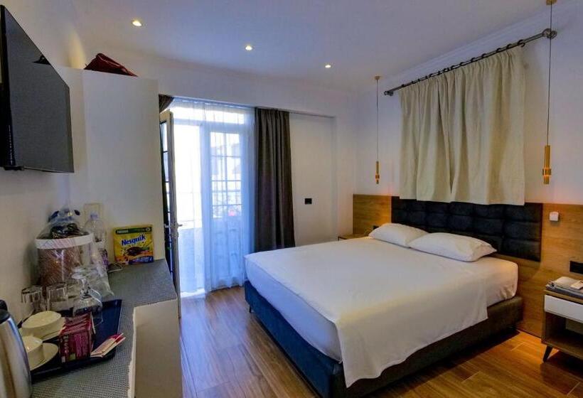 Delüks Oda, Vila Enxhi