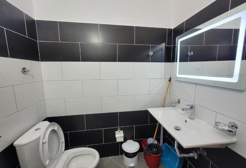 חדר לארבעה סטנדרטי עם מרפסת, Guesthouse Redilka