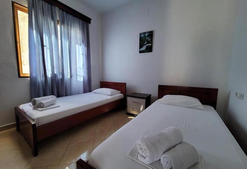اتاق استاندارد چهارنفره با بالکن, Guesthouse Redilka