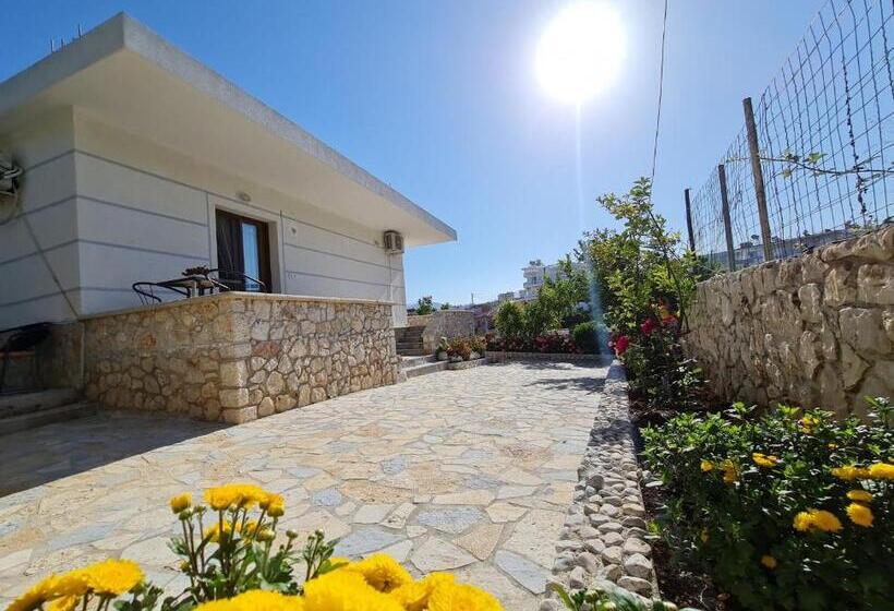 חדר לארבעה סטנדרטי עם מרפסת, Guesthouse Redilka