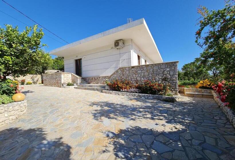 חדר לארבעה סטנדרטי עם מרפסת, Guesthouse Redilka